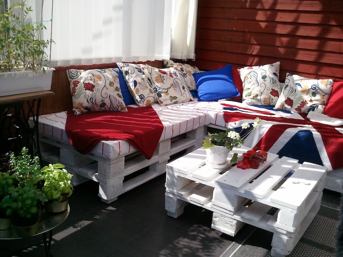 modele de terrasse couverte avec meubles de jardin palette repeinte en blanc, table basse et canapé d angle, deco style britannique