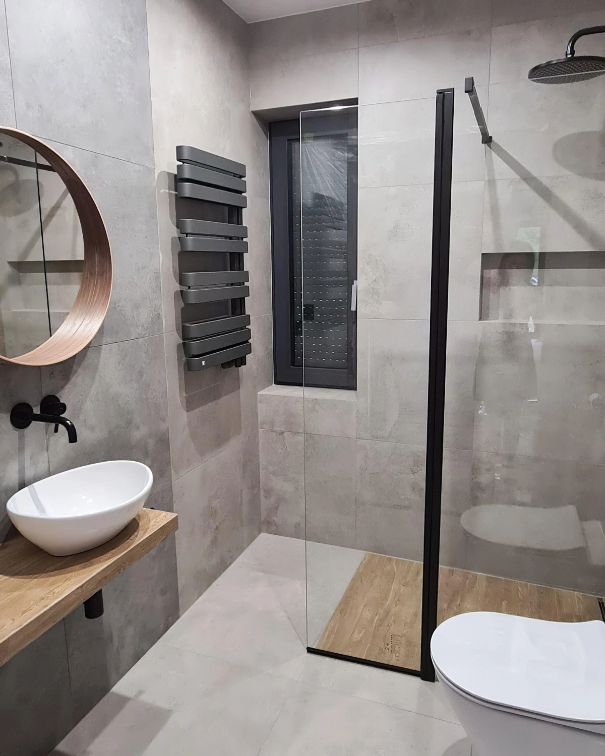 carreaux grand format effet beton cire miroir rond bois lavabo suspendu bois