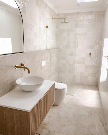 carrelage beige miroir robinet or salle de bains avec douche italienne