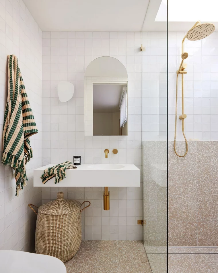 carrelage blanc petite salle de bain avec douche or panier tresse lavabo