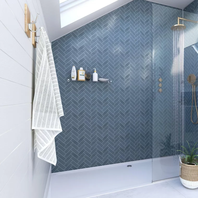 carrelage bleu deco salle de bain sous comble dalles blanches douche or