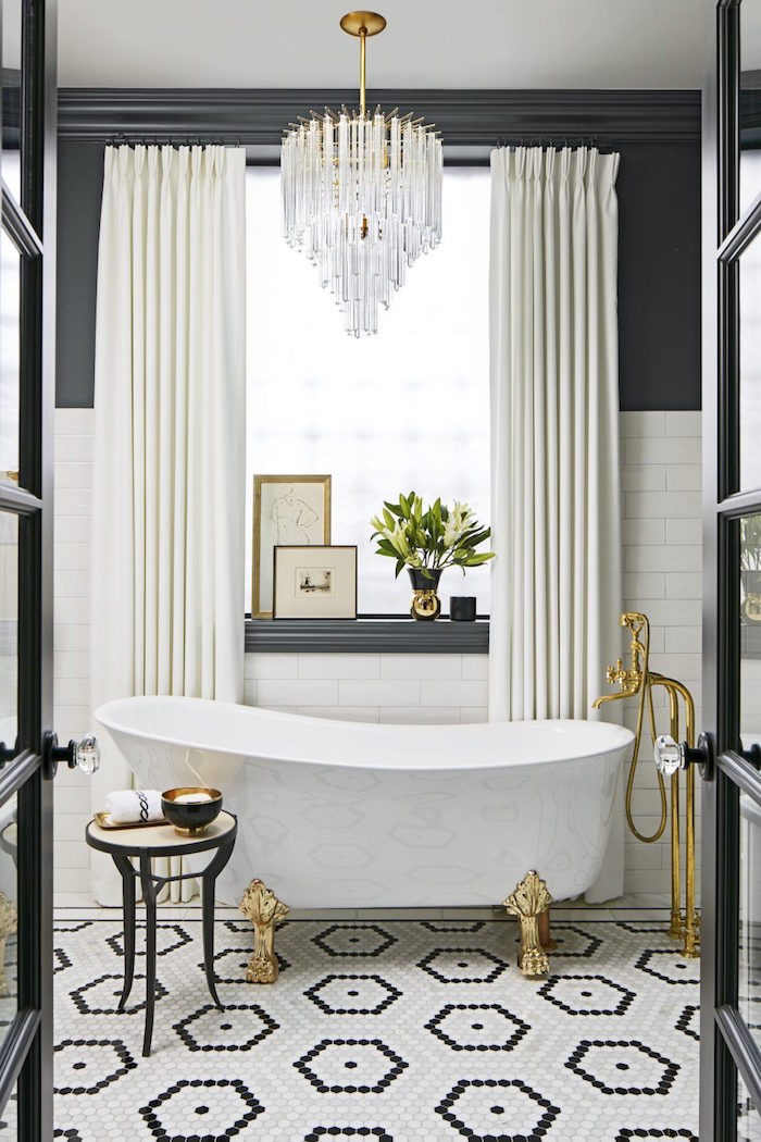 idée carrelage salle de bain en mosaique forme hexagonale noir et blanc et baignoire ilot retro avec plomberie dorée