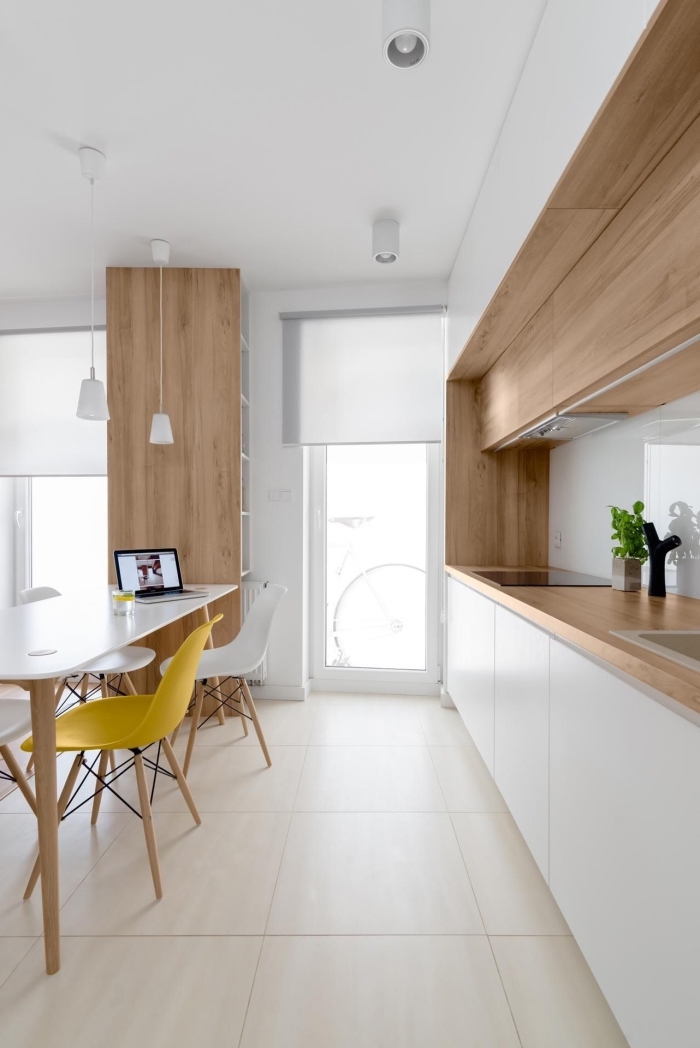 modèle meuble plan de travail cuisine avec armoires blanches à ouverture automatique et comptoir de bois stratifié clair