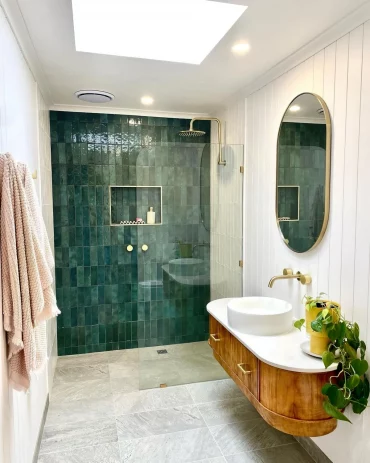carrelage vert meuble bois lavabo plante verte miroir fenetre plafond