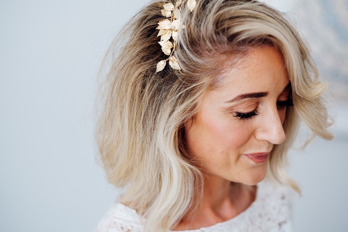 quelle coiffure cheveux carré de mariée, exemple de mèche de côté ondulée et mèches blondes, bijou de cheveux branche dorée
