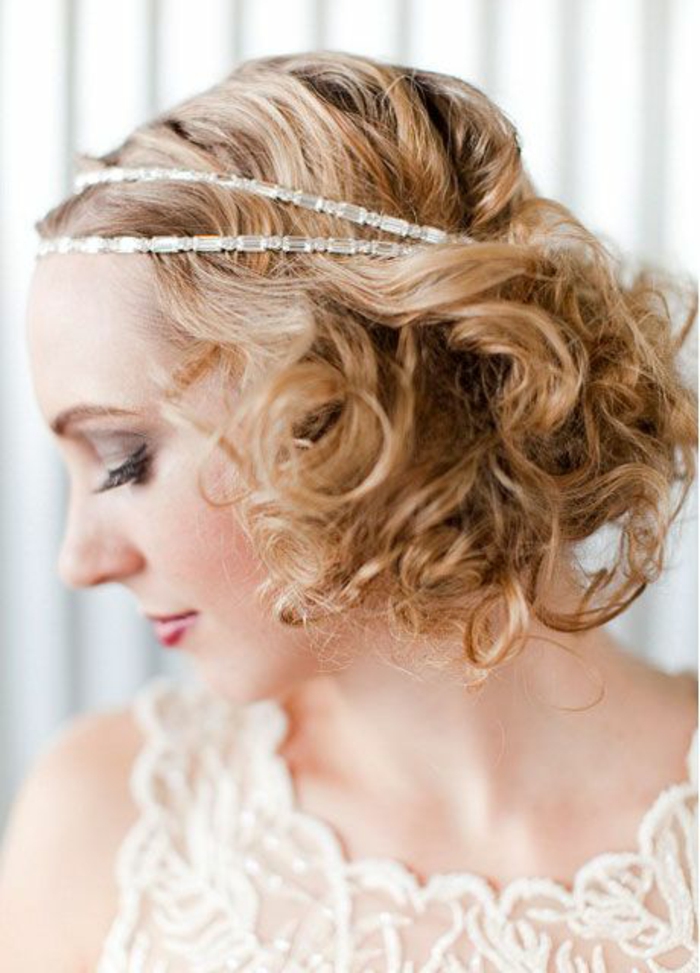 headband cheveux courts en métal doré en style rétro, robe en dentelle en couleur ivoire, coiffure femme mariage, coiffure mariee