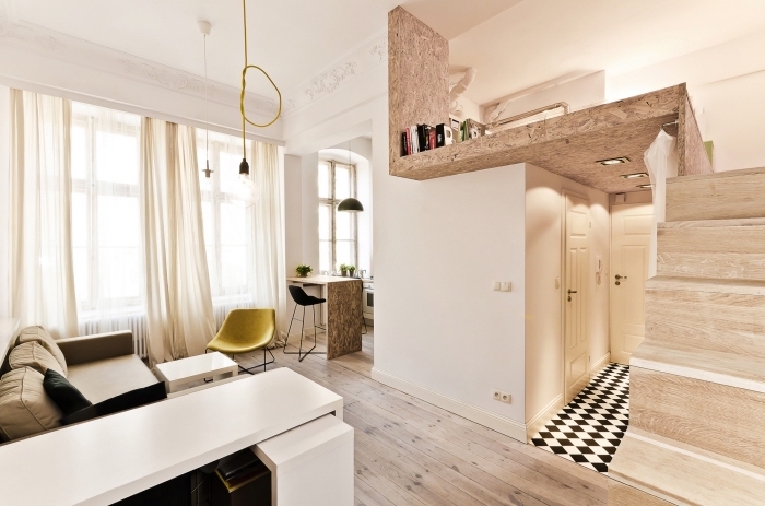 intérieur chaleureux aménagé avec meubles et accessoires de nuances naturelles en beige marron et jaune