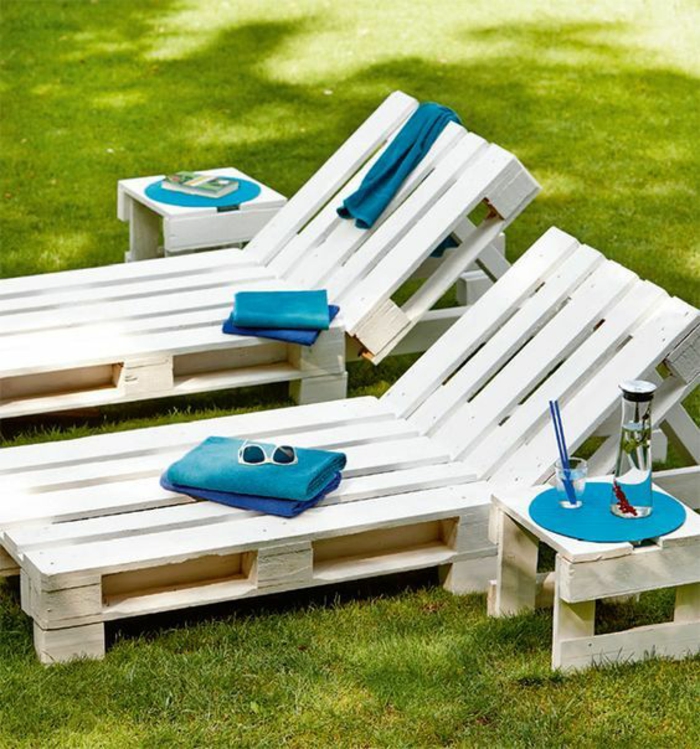 des meubles en palettes pour la plage, deux chaise-longues et deux tables basses en palettes, table de jardin en palette recouvertes de nappes rondes en bleu canard