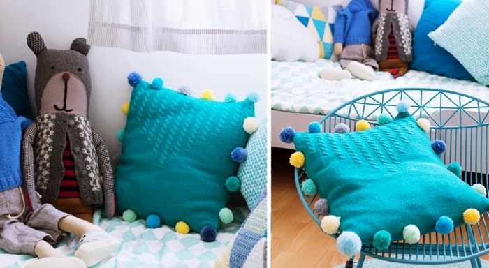 comment aménager la chambre d'enfant stylé avec couverture de lit bleu et coussins décoratifs de nuances bleu claires et foncées