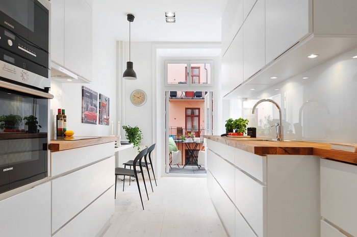 comment décorer une cuisine en blanc à design moderne avec éclairage led sous meubles et plan de travail en bois massif