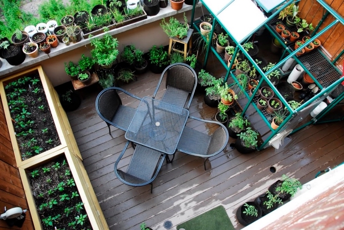 idée comment aménager une terrasse en jardin avec mobilier en table et chaise, cultivation légumes en ville