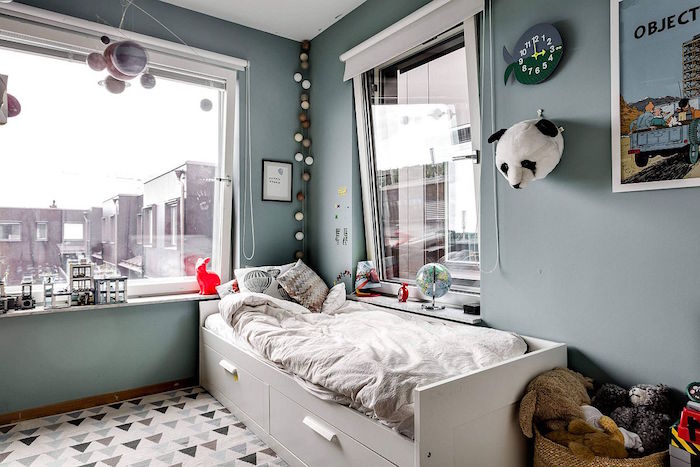 modele lit enfant avec rangement blanc dans chambre à déco nordique avec murs gris vert