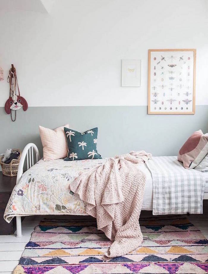 déco type scandinave pour chambre enfant avec mobilier couleur pastel et mur bicolore