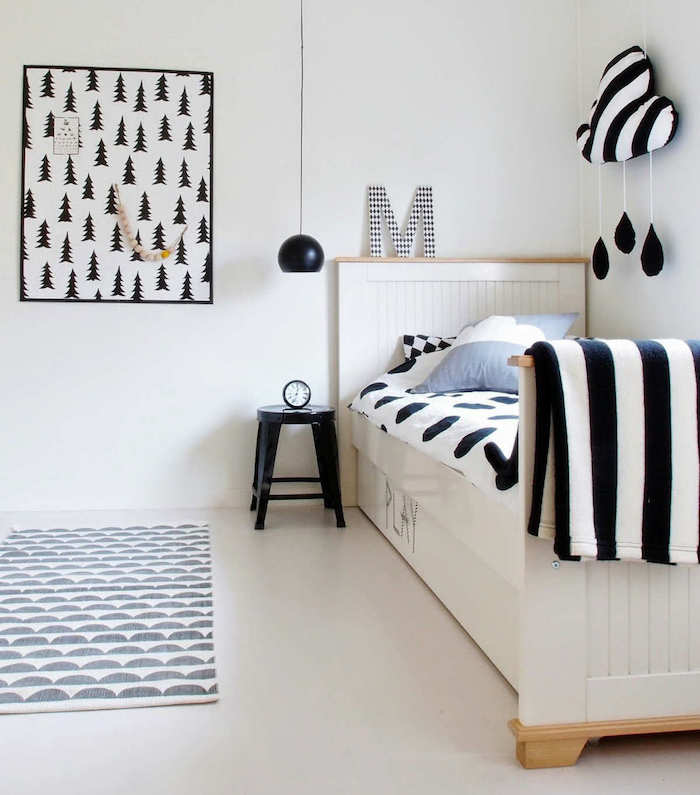 chambre enfant garcon avec lit en bois et déco noir et blanc minimale