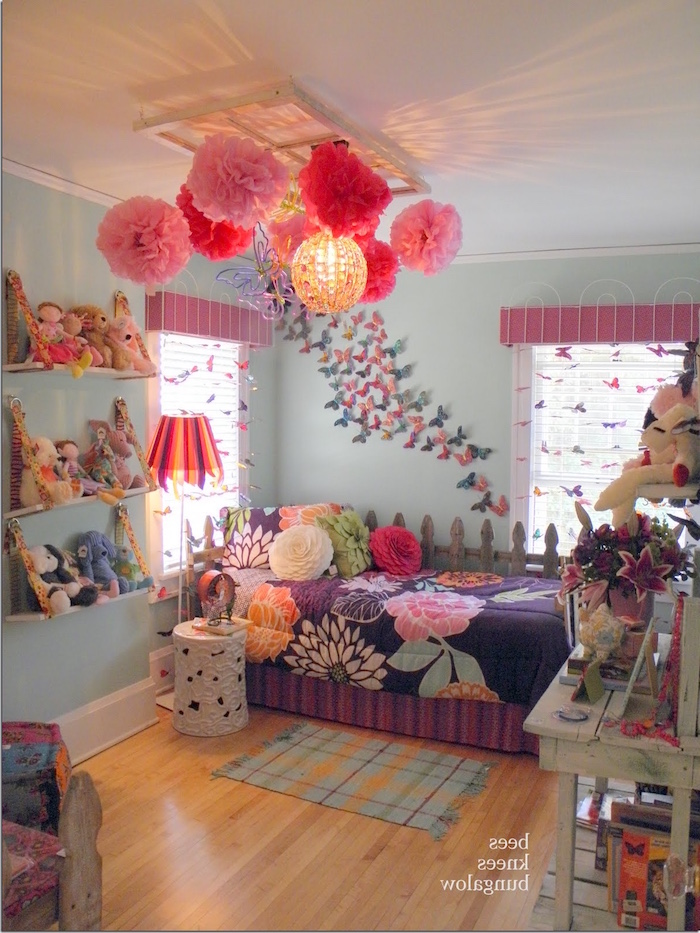 chambre de petite fille colorée avec fleurs au plafonds et mur turquoise