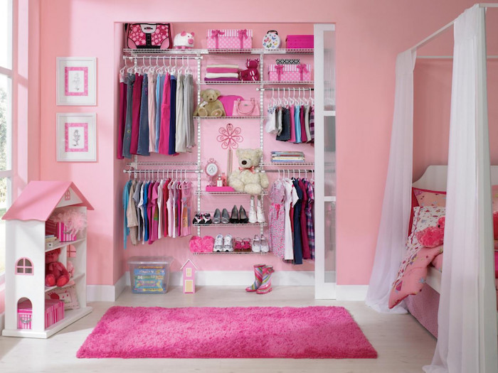 chambre de fille petite toute rose avec peinture murale et garde robe encastrée