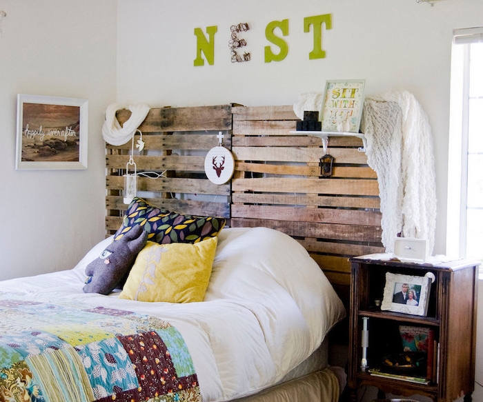 idee de tete de lit palette a faire soi meme, avec des décorations, linge de lit blanc avec coussins et couverture de lit colorée