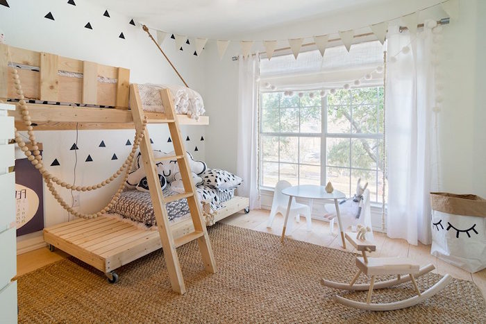 chambre pour enfant thème scandinave avec lit suspendu en bois et murs blancs