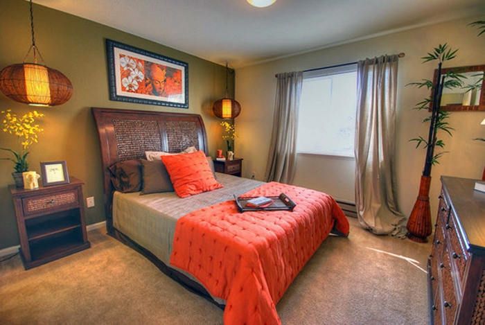 feng shui chambre à coucher, couverture de lit orange, tapis moquet beige taupe, lanternes chinoises