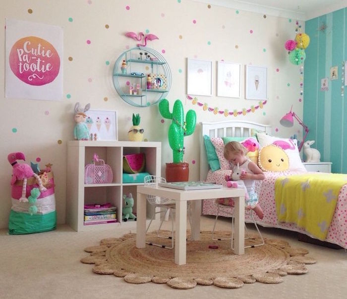 idée chambre fille 2 ans avec tapisserie à pois et mobilier ikea blanc chaise et bibliotheque