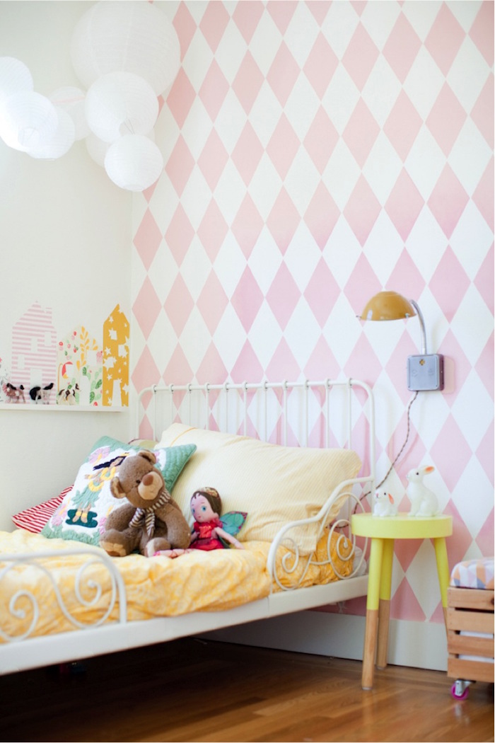 déco chambre d'enfant fille avec papier peint rose et blanc avec lit en métal blanc