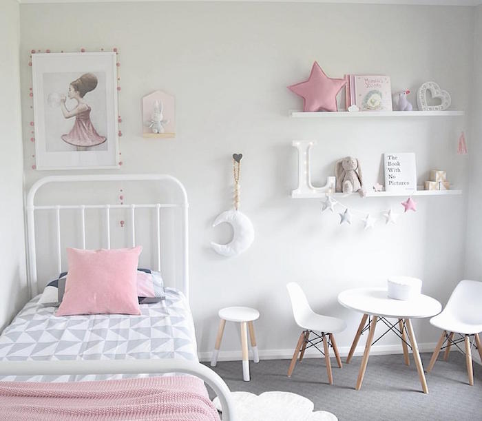 chambre scandinave de fille avec objets déco rose pale et blanc et lit en métal
