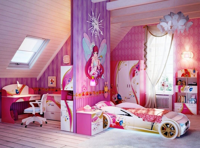 chambre d'enfant rose univers dessin animé fée clochette avec lit voiture de sport