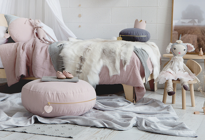 lit petite fille en bois avec décoration rose pale et mobilier style scandinave