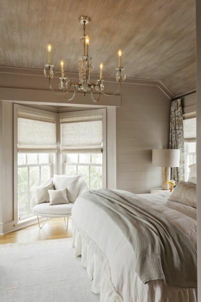 La chambre à coucher zen pour se sentir à l'aise ambiance calme chouette chambre ambiance calme en blanc et beige lustre baroque