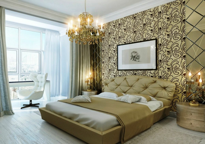 chambre baroque, tête de lit champagne, plafonnier magnifique avec pampilles, bougeoirs sophistiqués