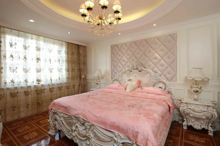 chambre feng shui rose et blanche, plafonnier baroque, spots encastrés, plafond blanc, chevet baroque