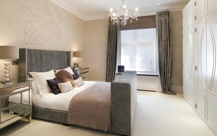 chambre à coucher taupe, plafonnier splendide, tapis blanc, plafond blanc, mur beige et grande armoire