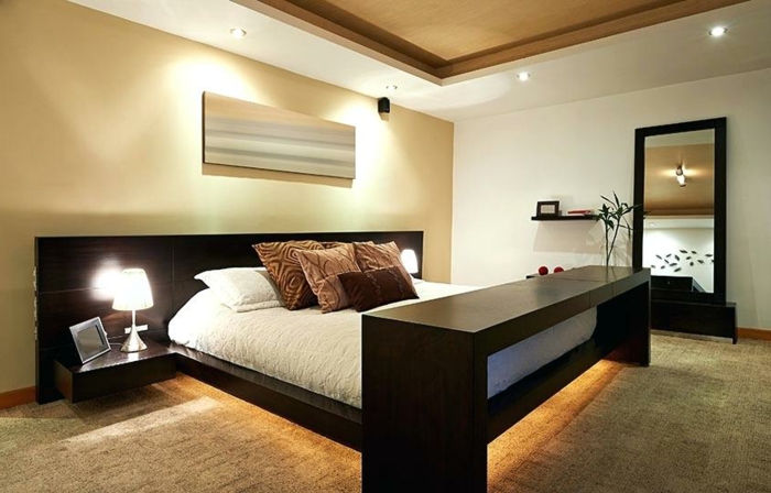 jolie chambre feng shui en couleur taupe et avec lit en bois, spots encastrés et chevets flottant