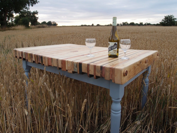 table de jardin en palette, avec plan de travail en nuances beiges et marron, pieds en bleu pastel, style vintage, salon de jardin palette