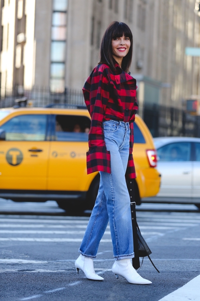 look urban chic avec jeans à taille haute combinée avec chemise loose à design carreaux rouge et noir, modèle de chaussures blanches à talons kitten