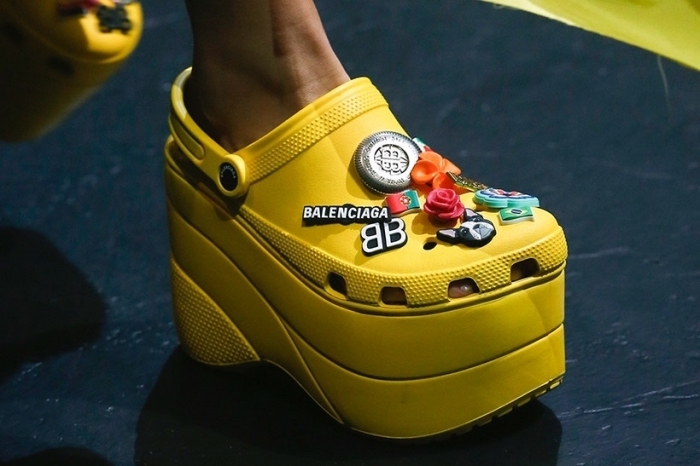modèle de chaussures jaunes à plateforme haute joliment décorés d'ornements à design floral avec logo balenciaga