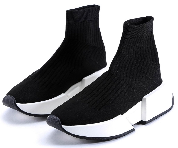 baskets tendance actuelles à design chaussette apparentes de couleurs blanc et noir, modèle de chaussures sportives pour femme