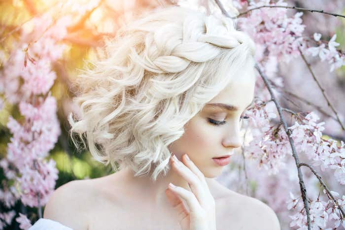 carré blond polaire ondulé, coiffure mariage tresse de coté volumineuse, idée comment créer volume capillaire