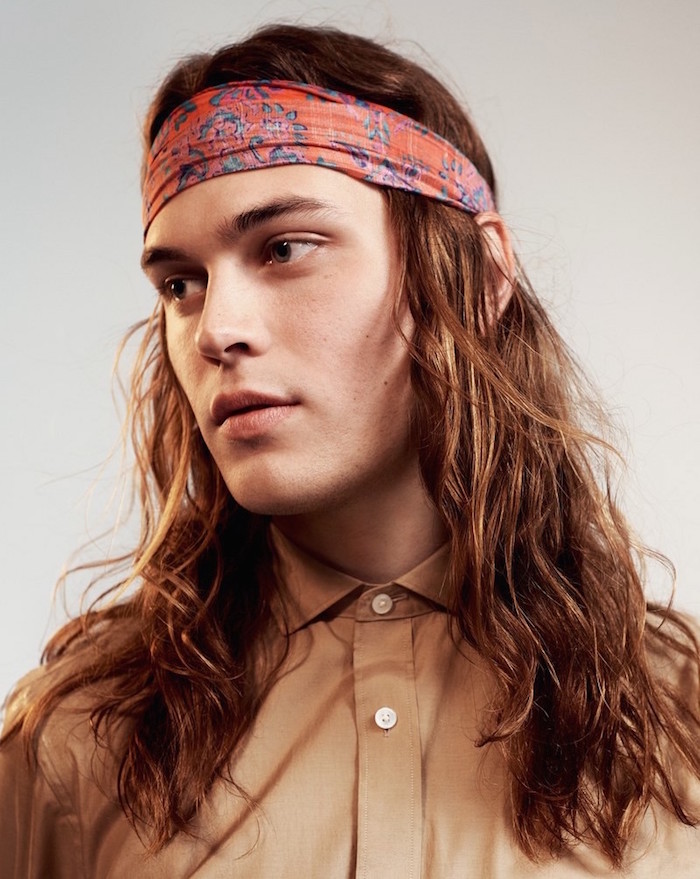homme cheveux long chatain avec bandeau sur le front style hippie