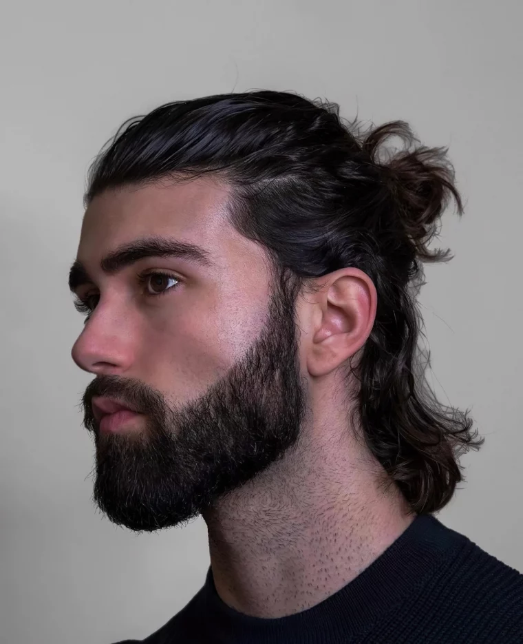 cheveux mi attaches chignon messy haut barbe homme coupe mi long