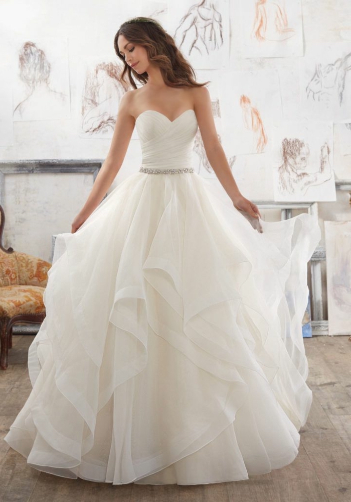 Belle robe de mariée moderne robe mariée originale coloré ou avec detail à couleur blanche chouette silhouette moderne version de robe de mariee classique bustier jupe fleur