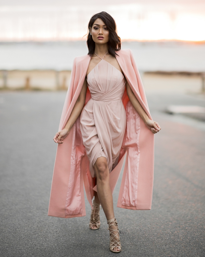 robe rose courte, design sophistiqué, robe avec palatine, décolleté intéressant
