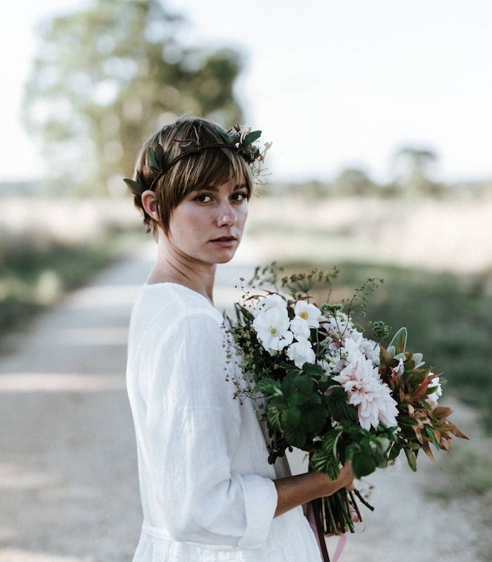 robe de mariée chameptre chic et modele de coiffure mariee champetre avec couronne de fleurs et bouquet de fleurs champetre