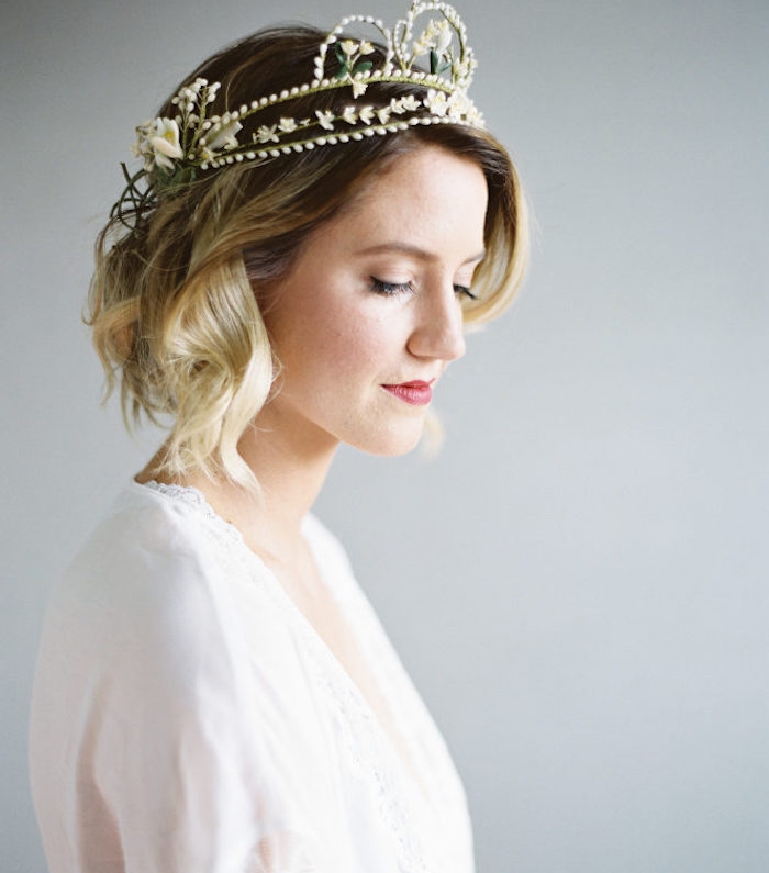 coiffure cheveux carré avec des mèches blondes sur carré plongeant ondulé et couronne fleurie, robe transparente blanche