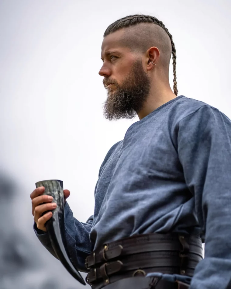 coiffure viking homme cheveux long cotes nuque rases nattes