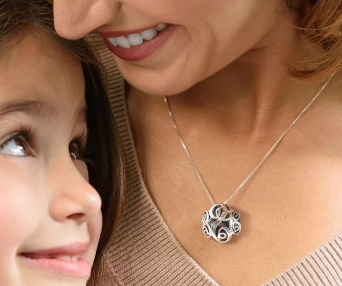 surprendre sa mère avec un collier à design géométrique en argent, comment choisir un cadeau pour maman original