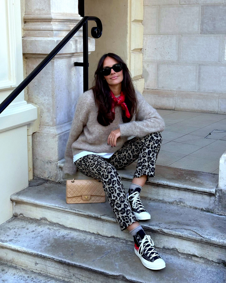 comment adopter le style urbain avec baskets femme converse pantalon colore