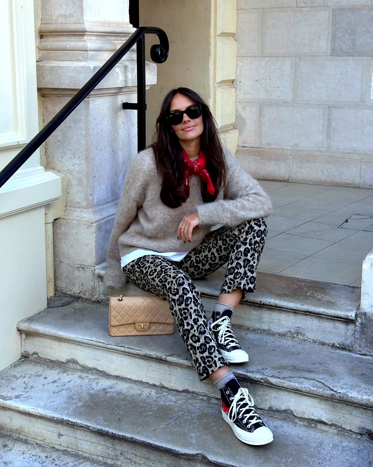 comment adopter le style urbain avec baskets femme converse pantalon colore