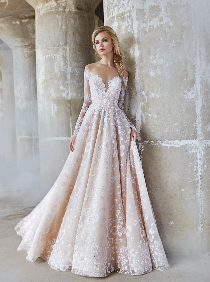 les plus belles robes de mariée, exemple de robe princesse, blanc et champagne, fleurs brodées et manches en dentelle transparente
