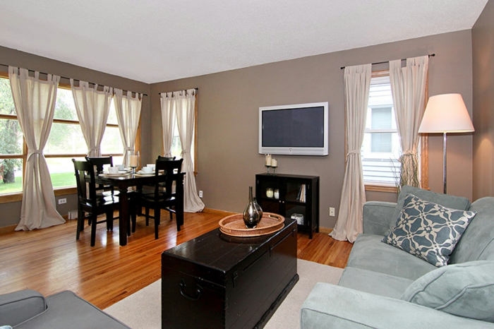 salle de séjour et salle à manger, decoration salon peinture taupe, canapé bleun rideaux blancs, sol en bois